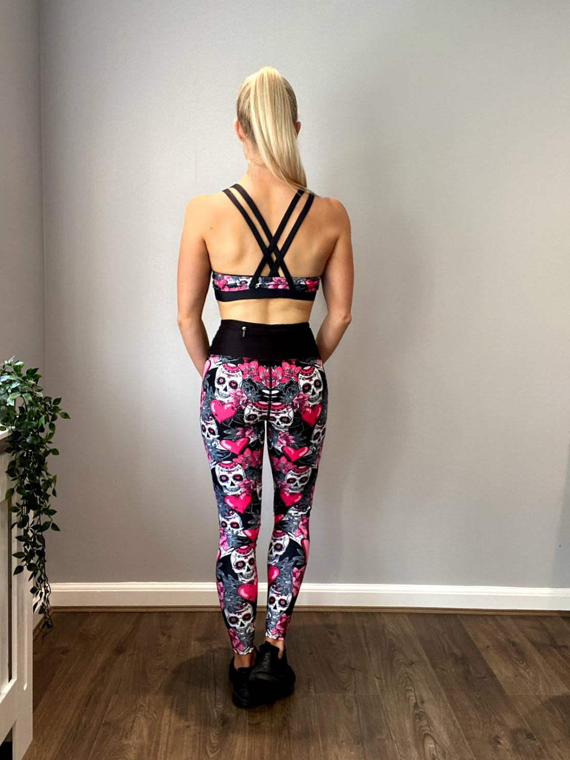 Hearts and skulls funky gym leggings front